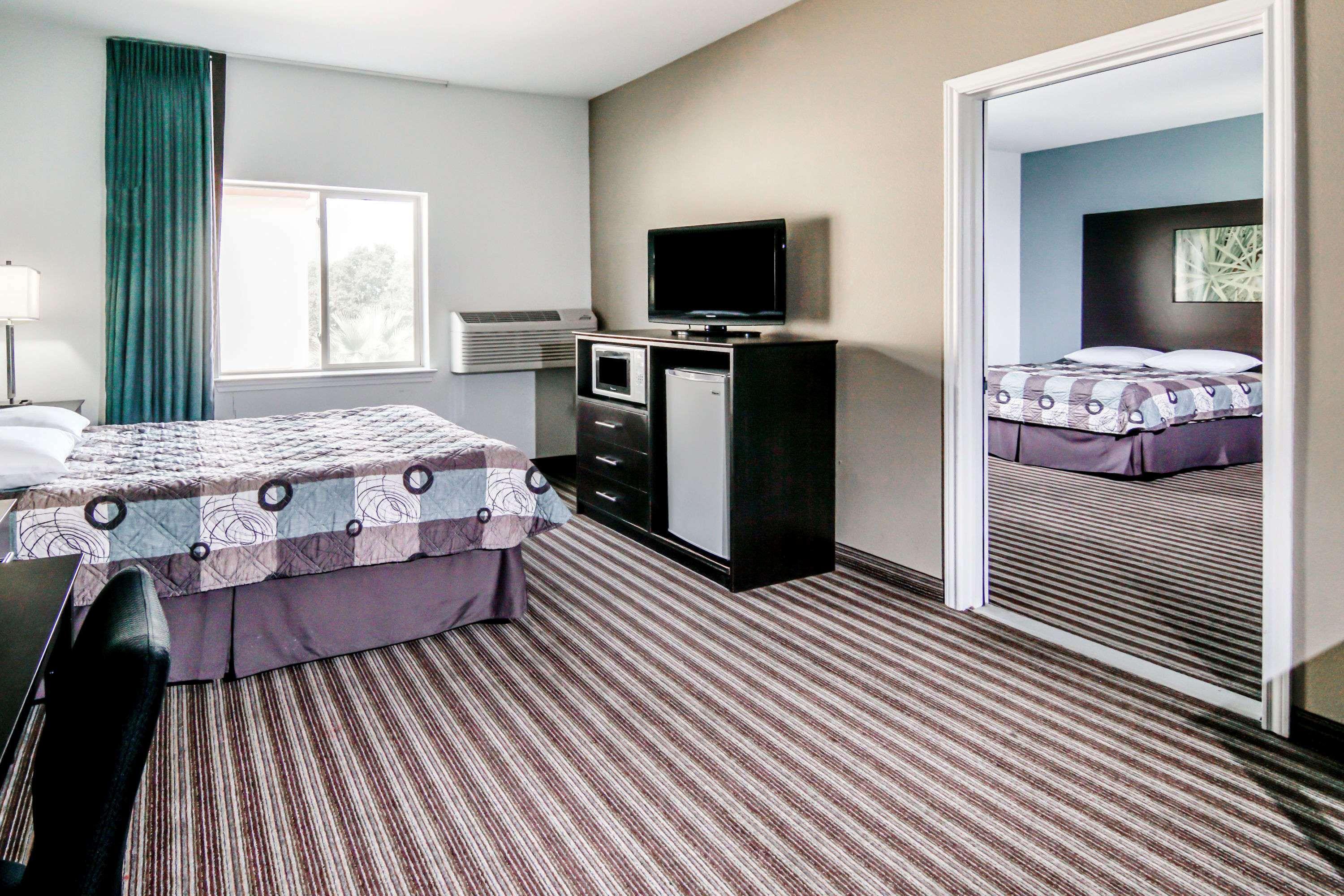 Super 8 By Wyndham Brenham Tx Otel Dış mekan fotoğraf